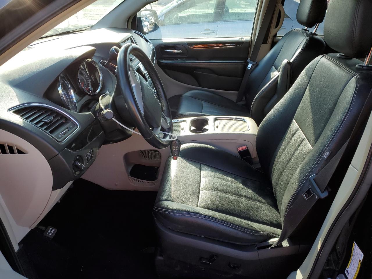 2016 Chrysler Town & Country - Image 7