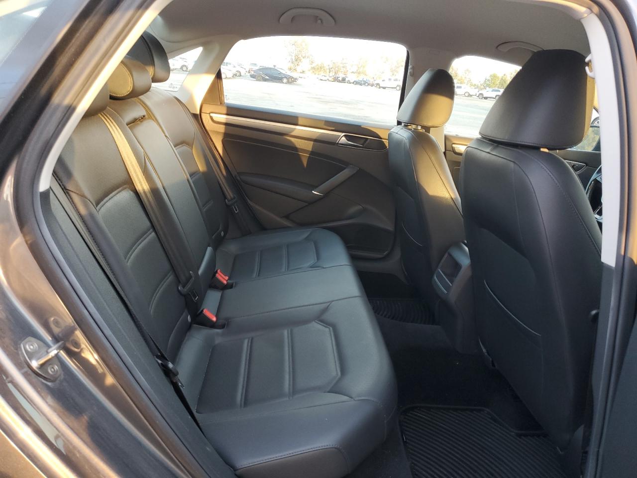 2018 Volkswagen Passat - Image 10