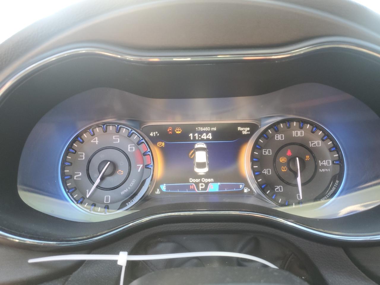 2015 Chrysler 200 - Image 9