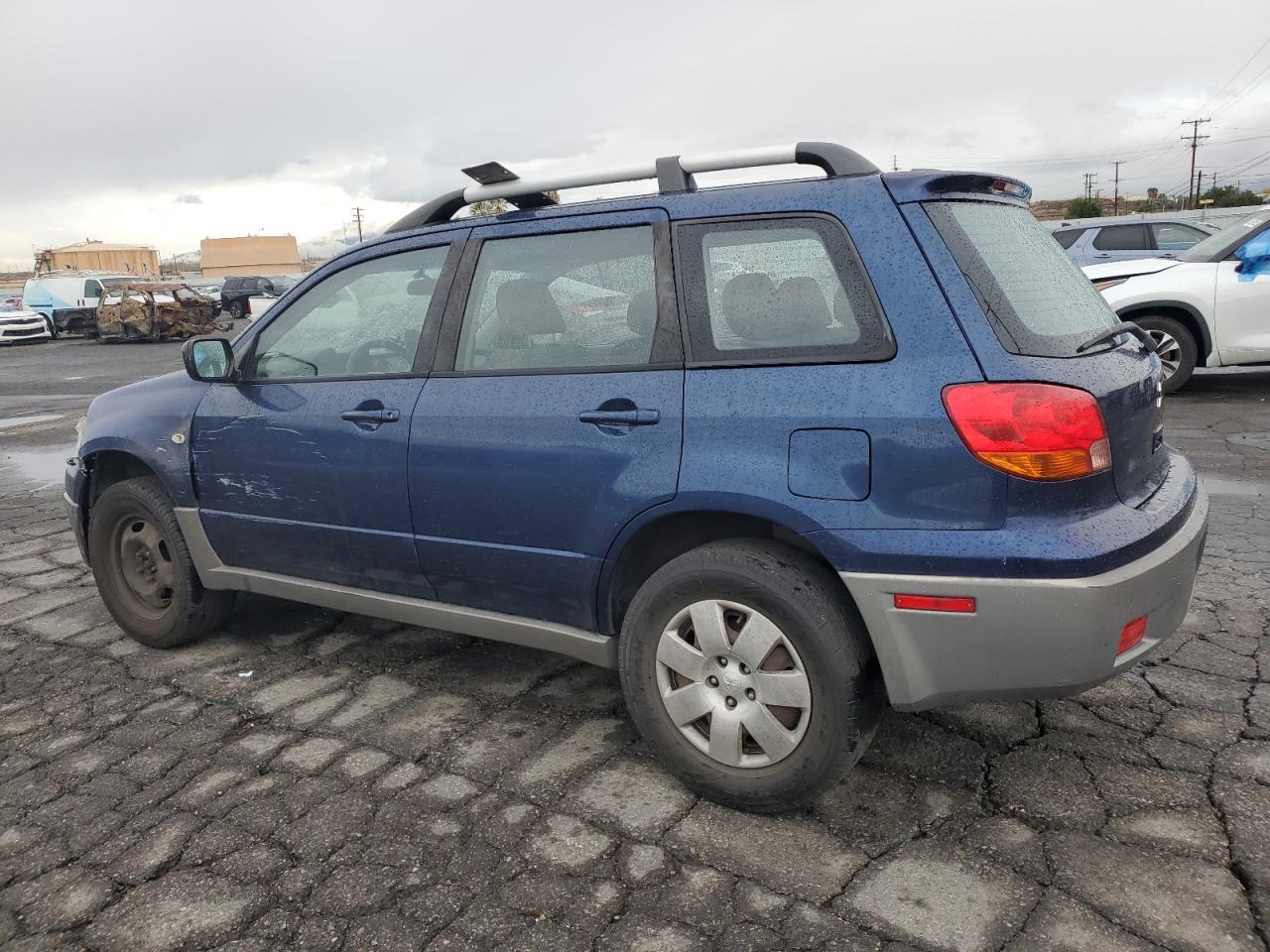 2003 Mitsubishi Outlander - Image 2