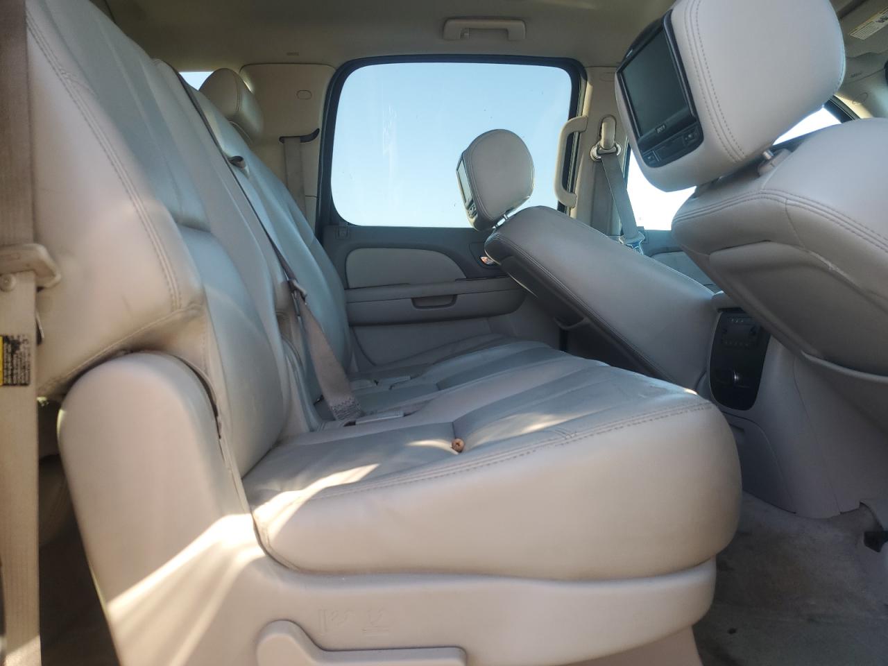 2007 Chevrolet Suburban - Image 11
