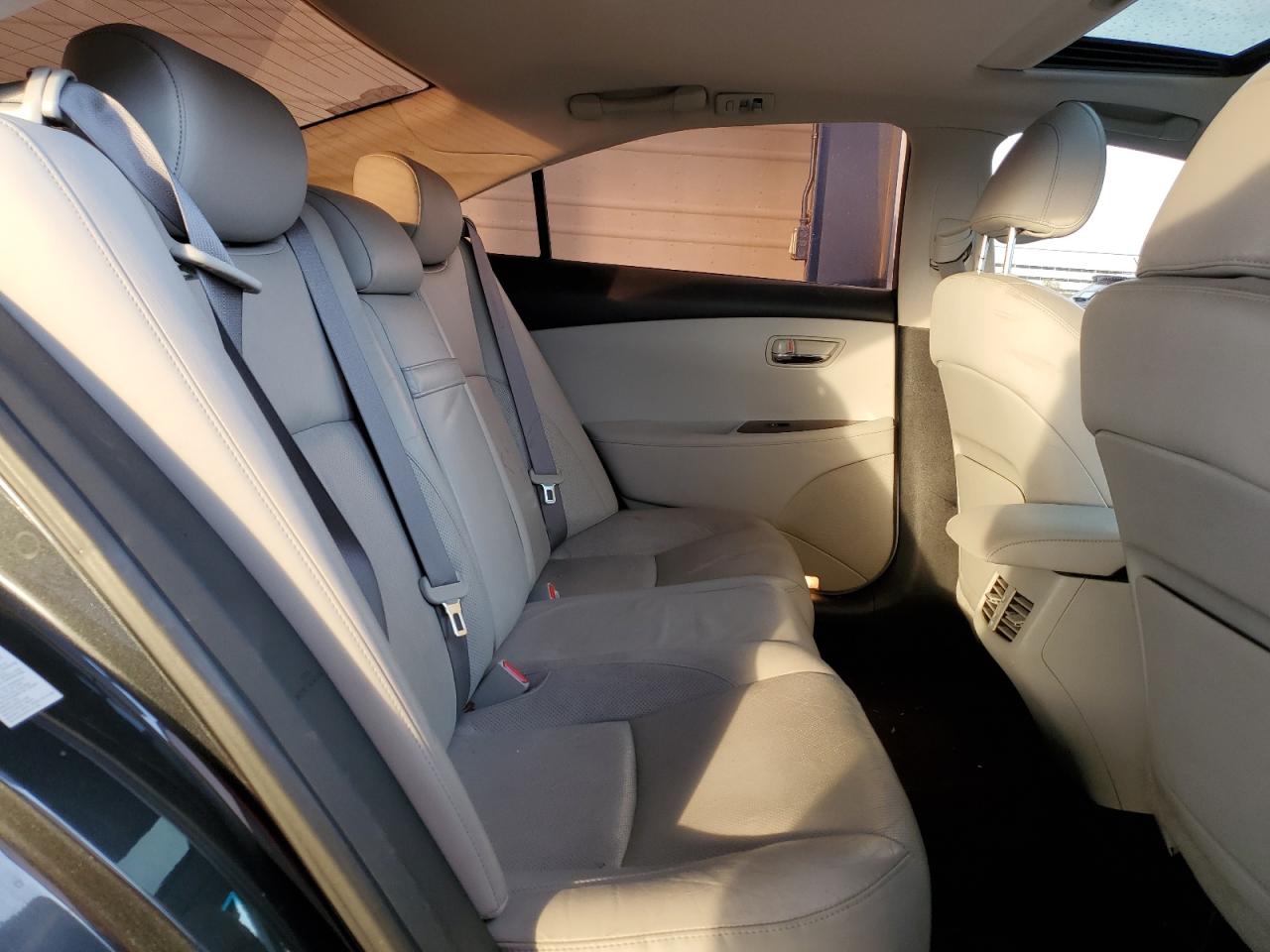 2010 Lexus ES - Image 10