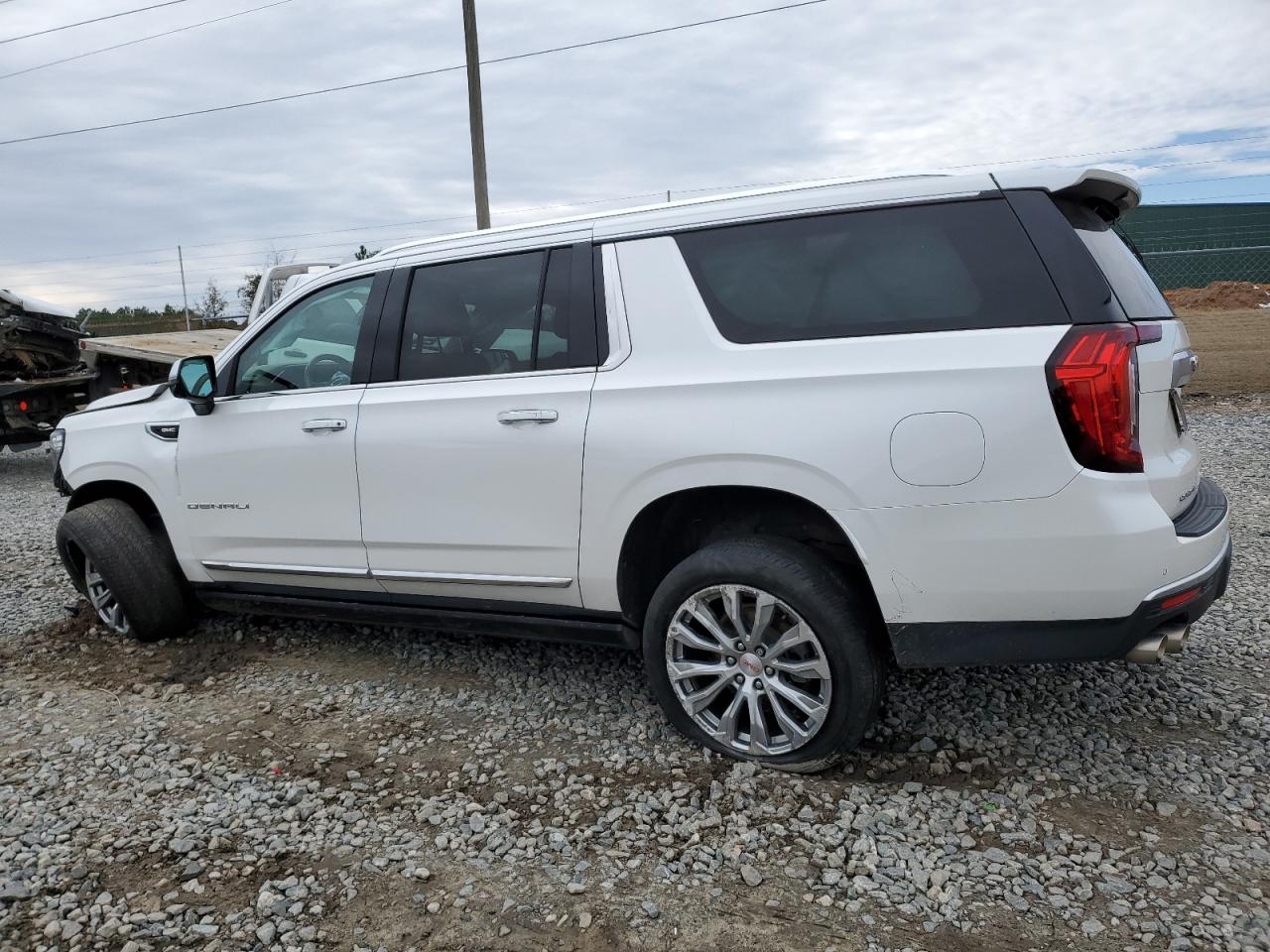 2022 GMC Yukon - Image 2