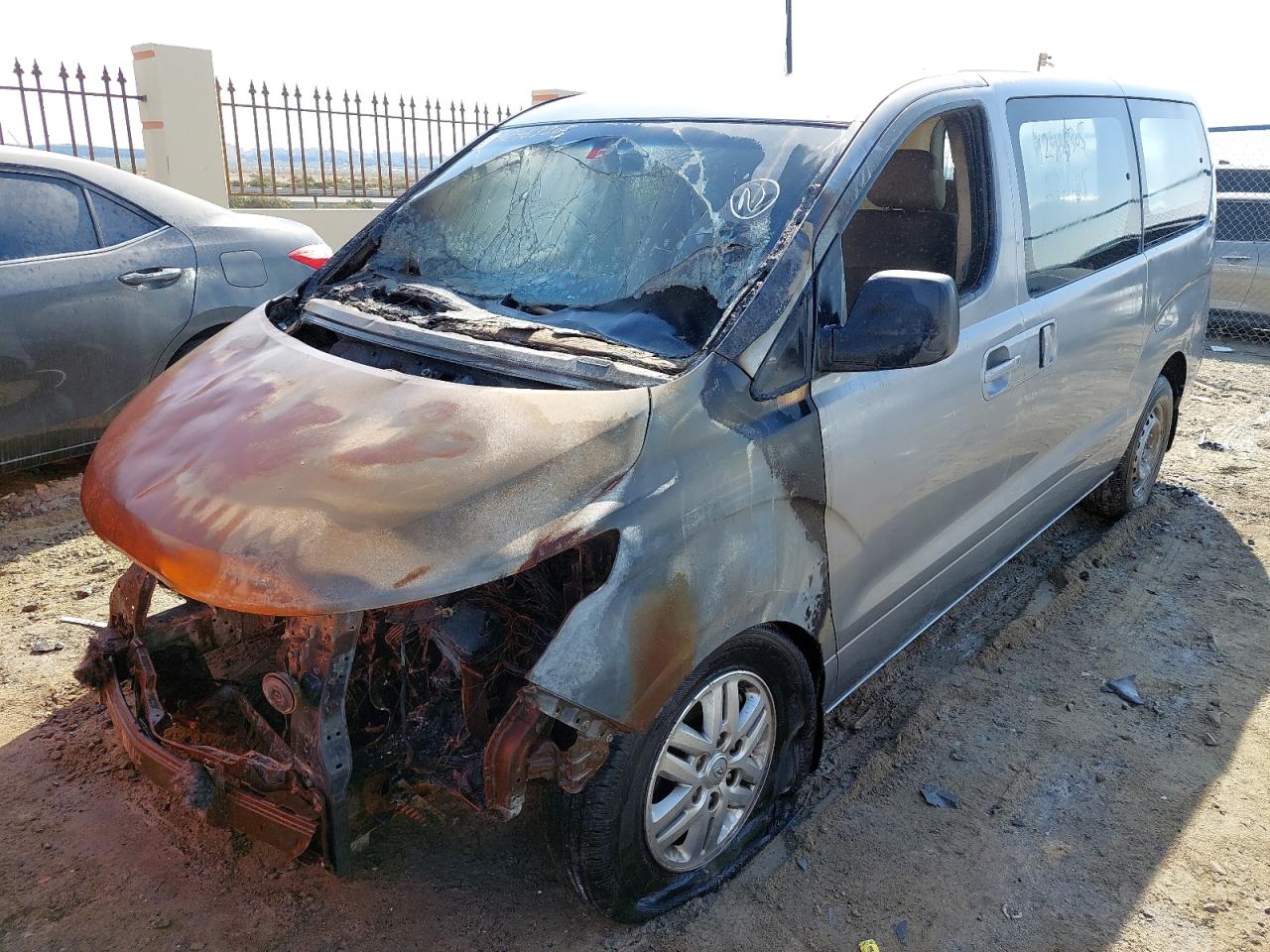 KMJWA37ROKU001152 - 2019 Hyundai H1 - #42463305