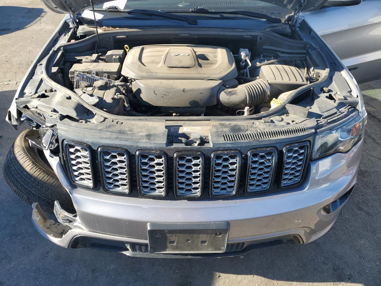 2017 Jeep Grand Cherokee - Image 12