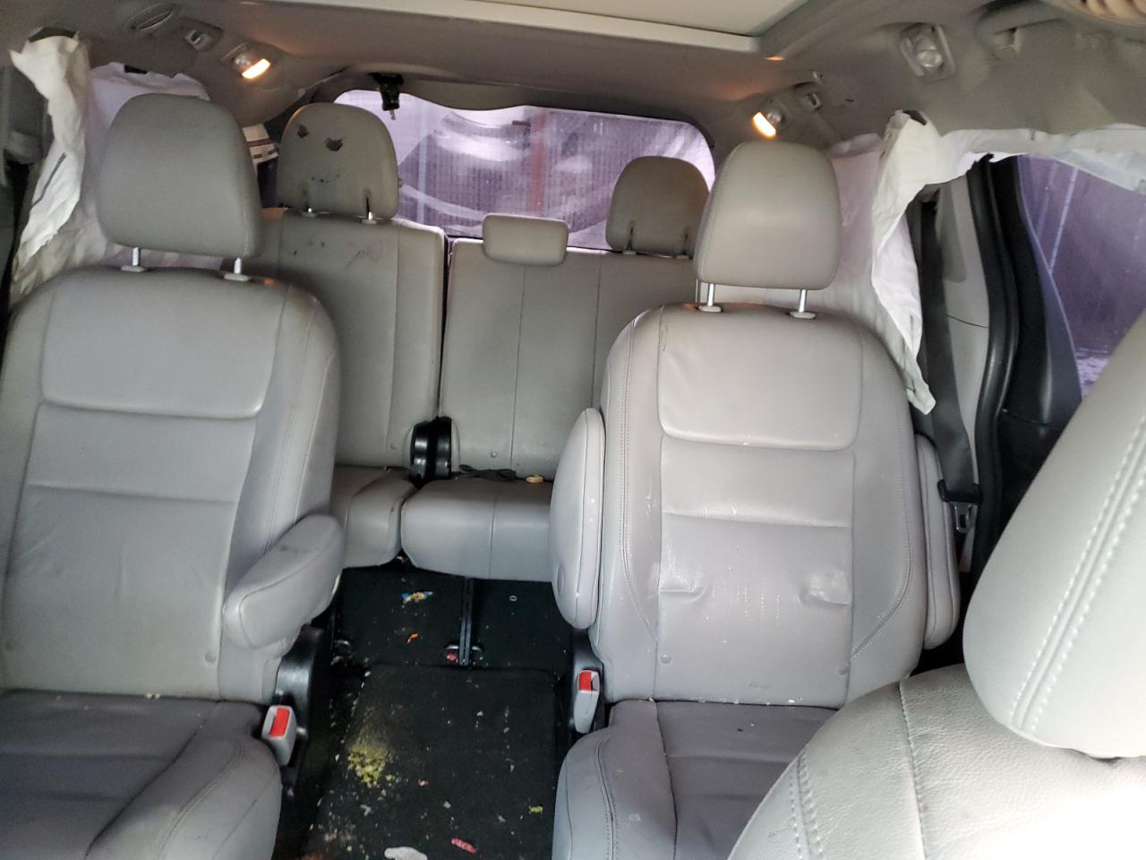 2017 Toyota Sienna - Image 10