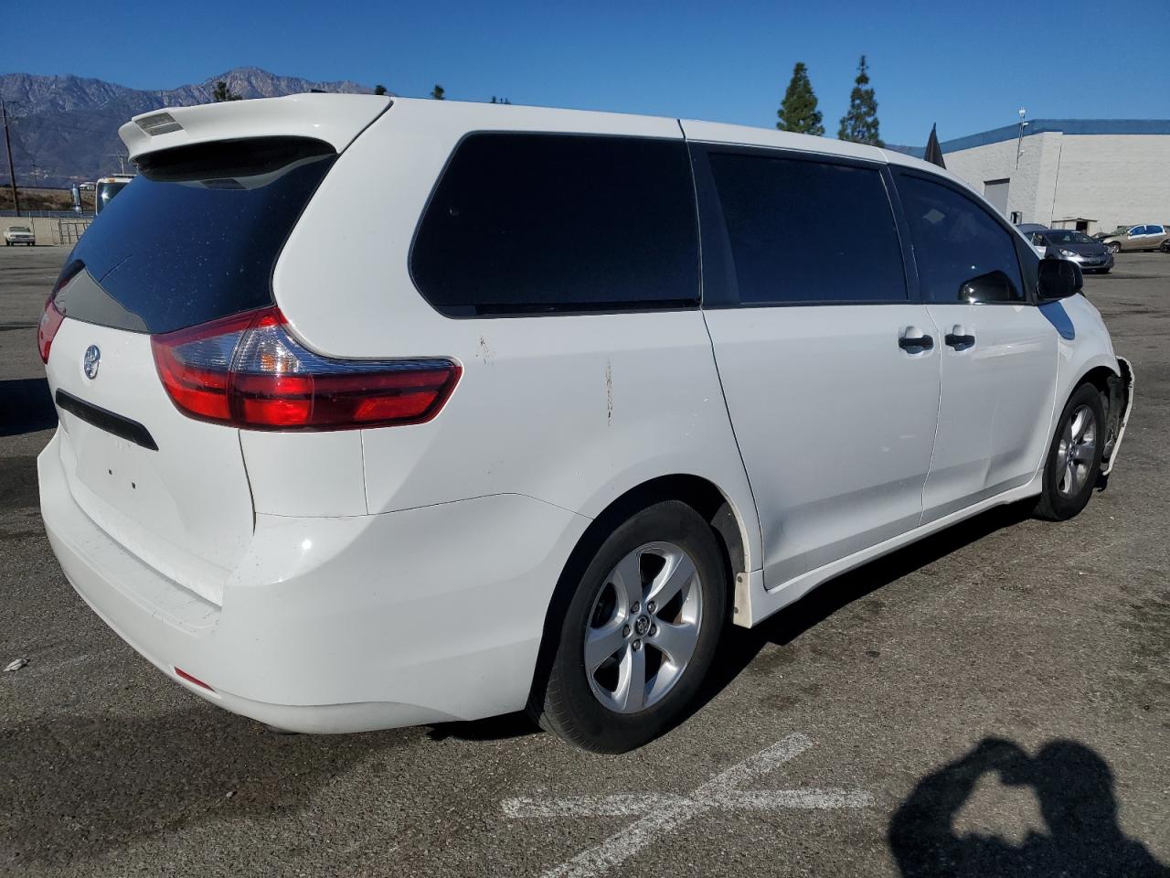 2020 Toyota Sienna - Image 3
