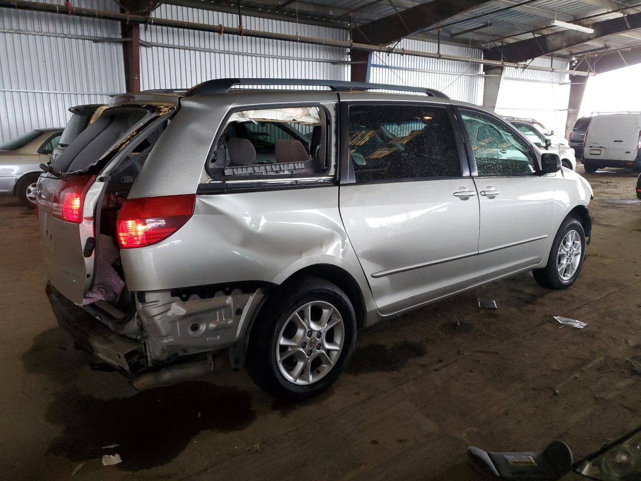 2004 Toyota Sienna - Image 3