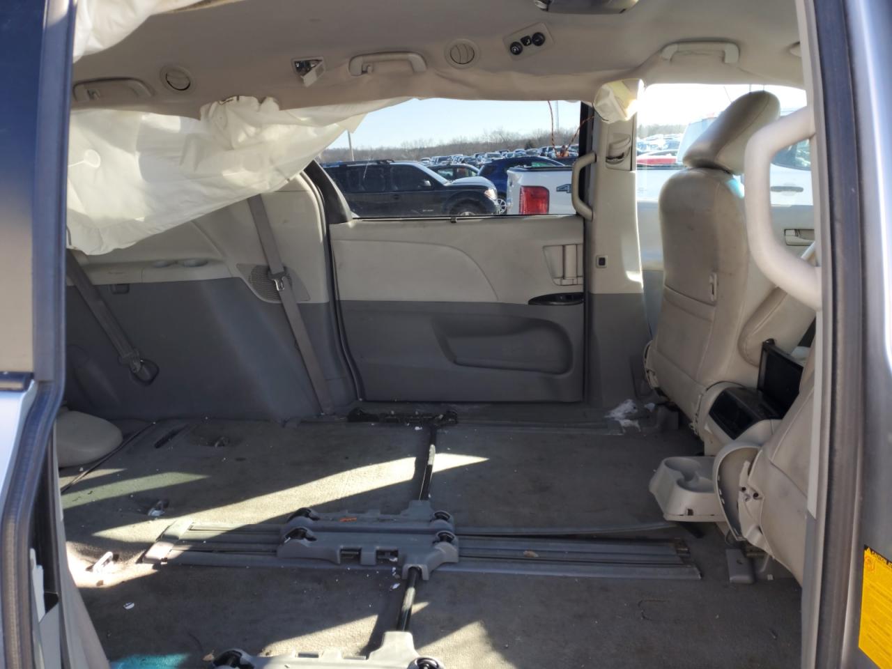 2011 Toyota Sienna - Image 12