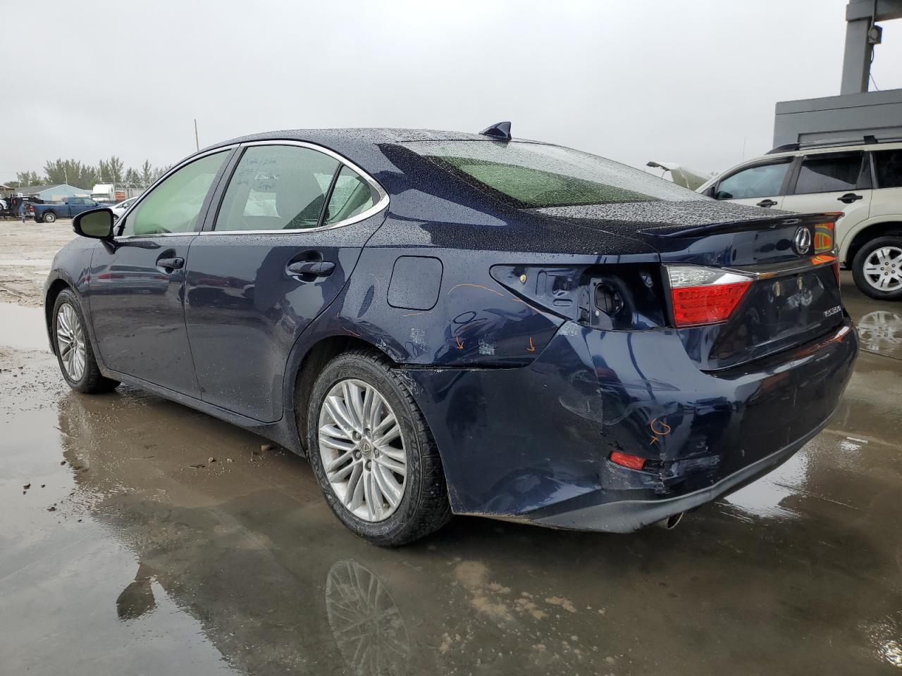 2015 Lexus ES - Image 2