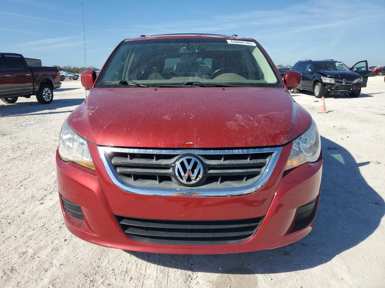 2009 Volkswagen Routan - Image 5