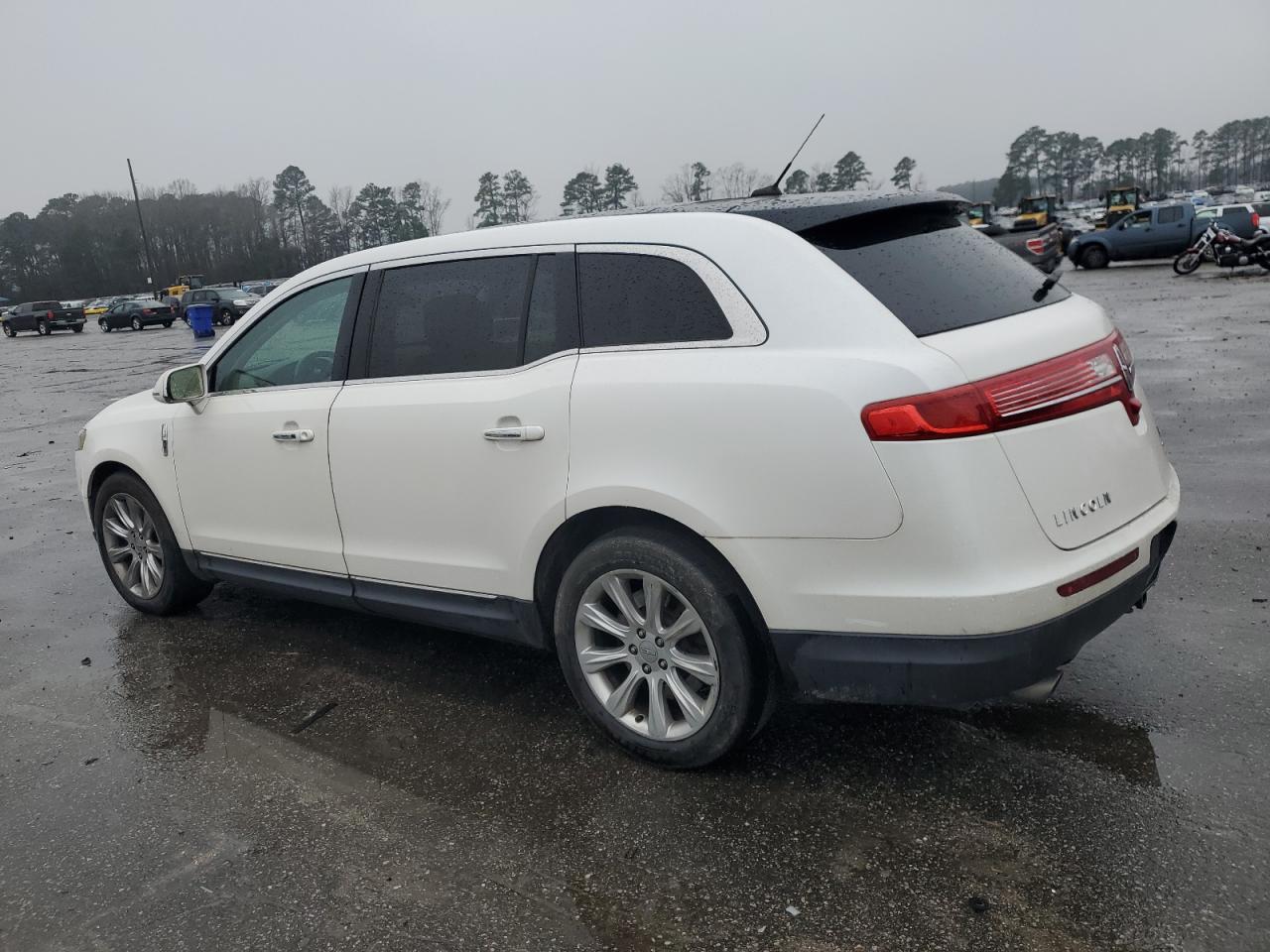 VIN 2LMHJ5AT5DBL56387 2013 LINCOLN MKT no.2