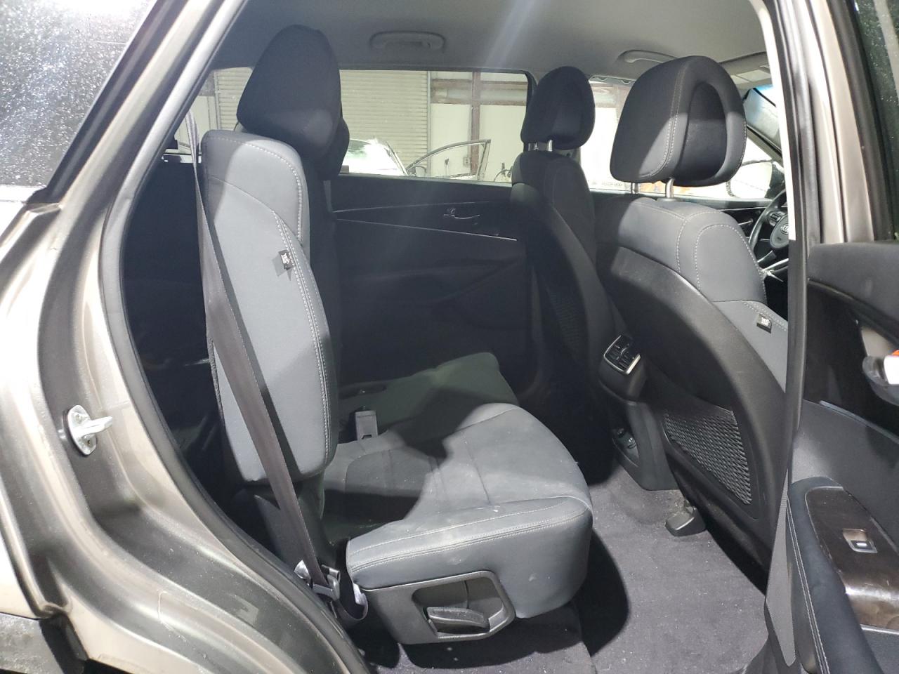 2016 Kia Sorento - Image 11