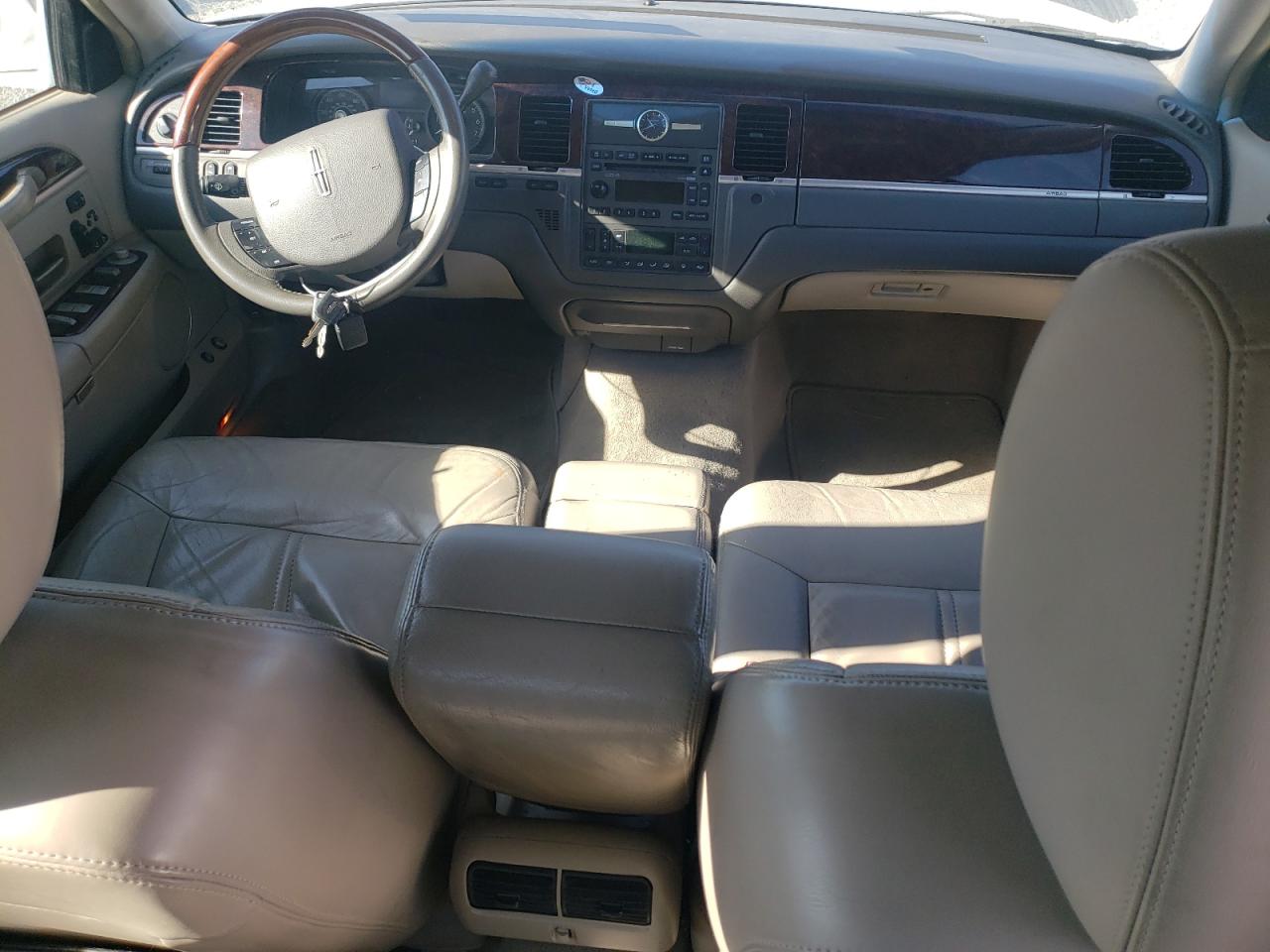 2011 Lincoln Town Car - Image 8