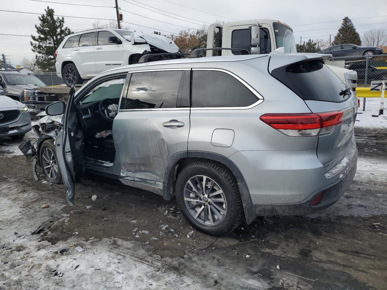 2017 Toyota Highlander - Image 2