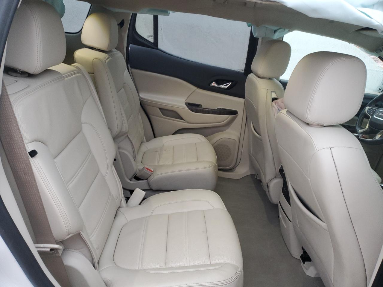 2022 GMC Acadia - Image 11