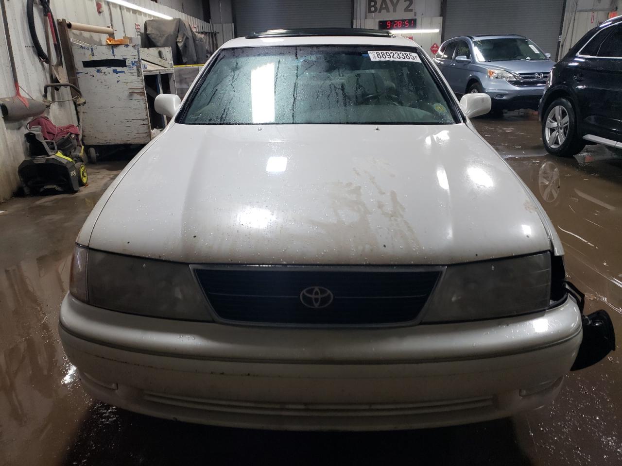 1999 Toyota Avalon - Image 5