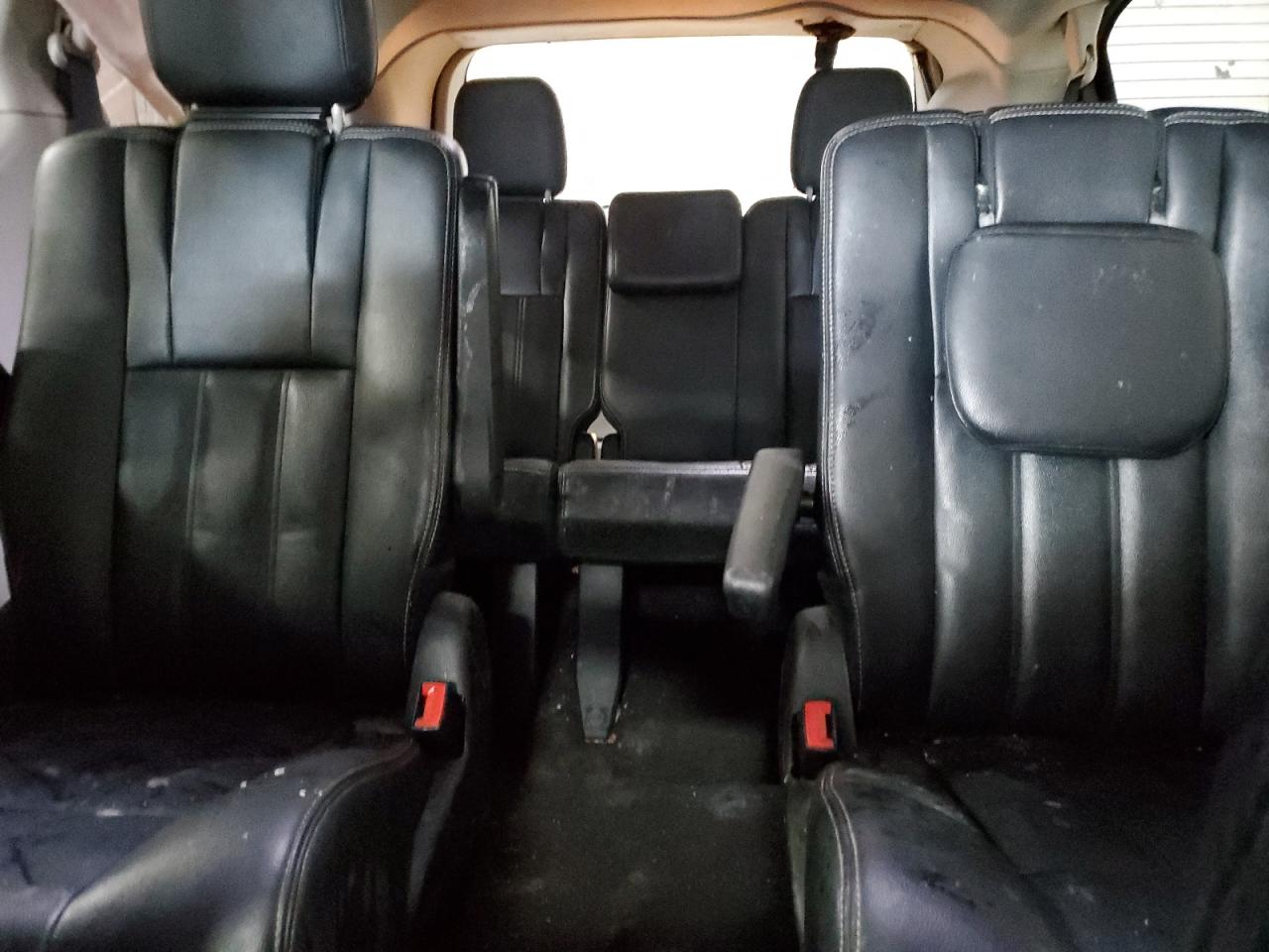 2014 Chrysler Town & Country - Image 10