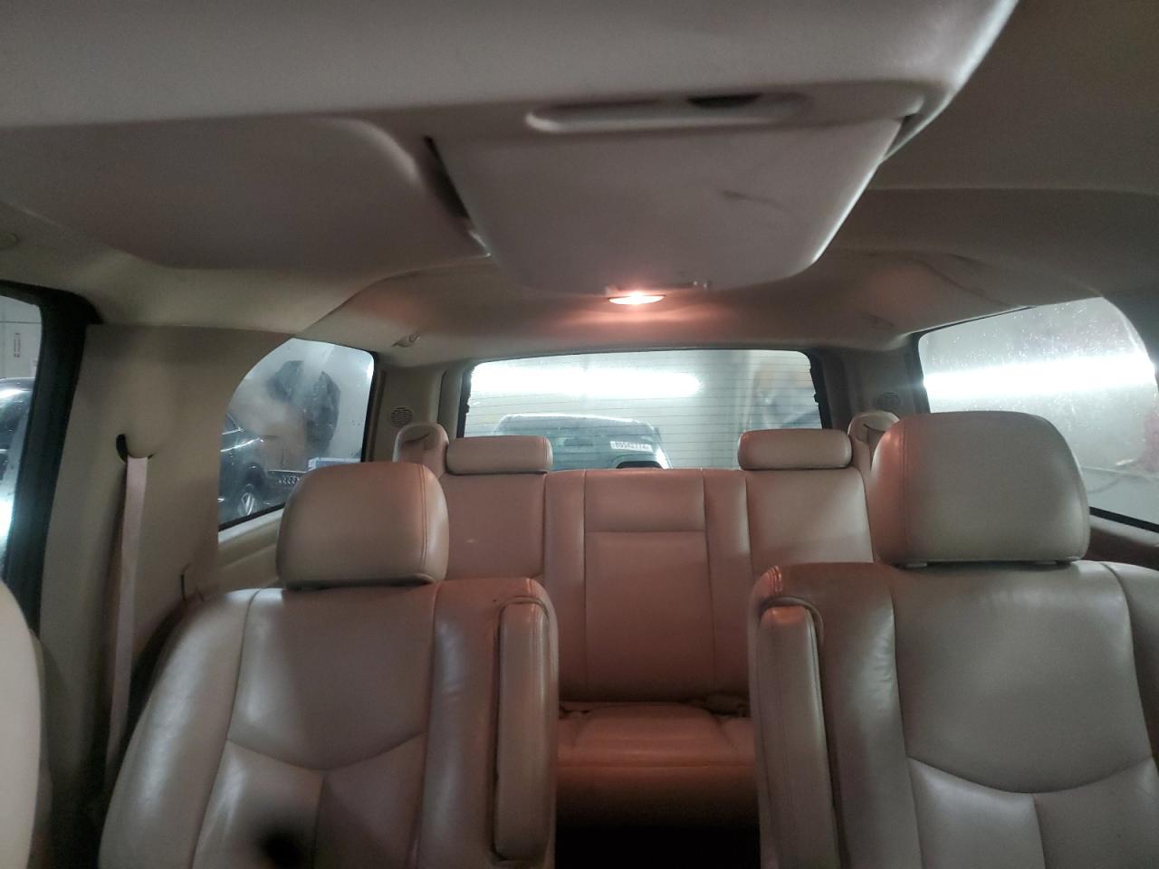 2004 Chevrolet Suburban - Image 10