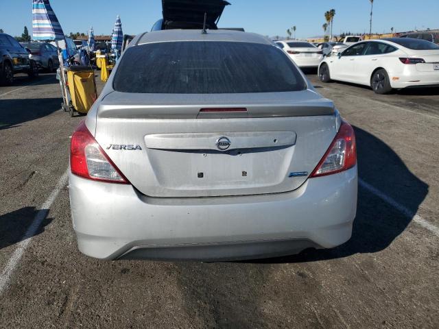  NISSAN VERSA 2015 Сріблястий