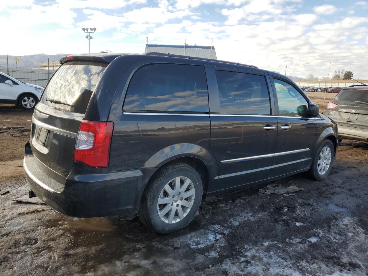 2015 Chrysler Town & Country - Image 3