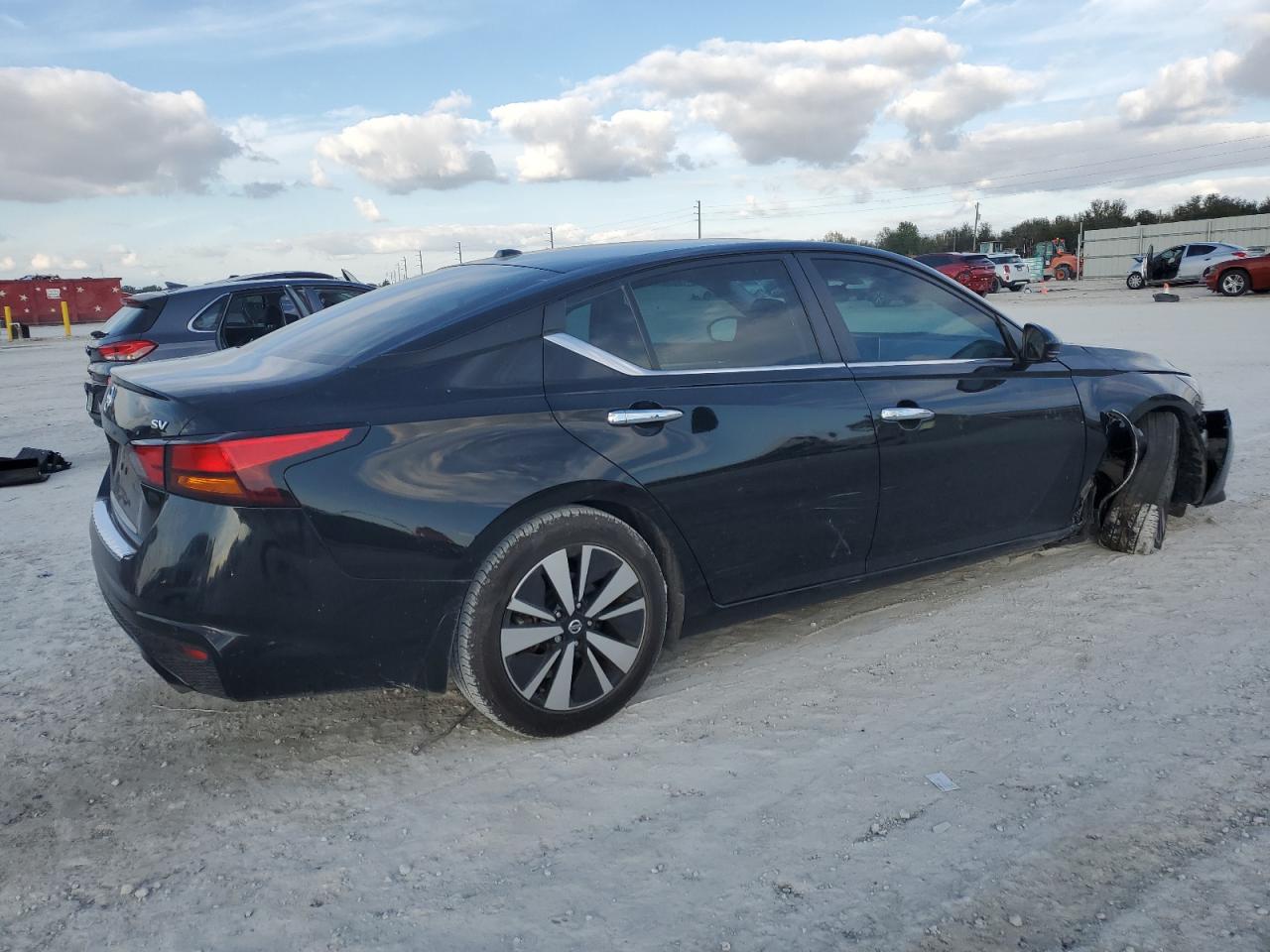 2021 Nissan Altima - Image 3