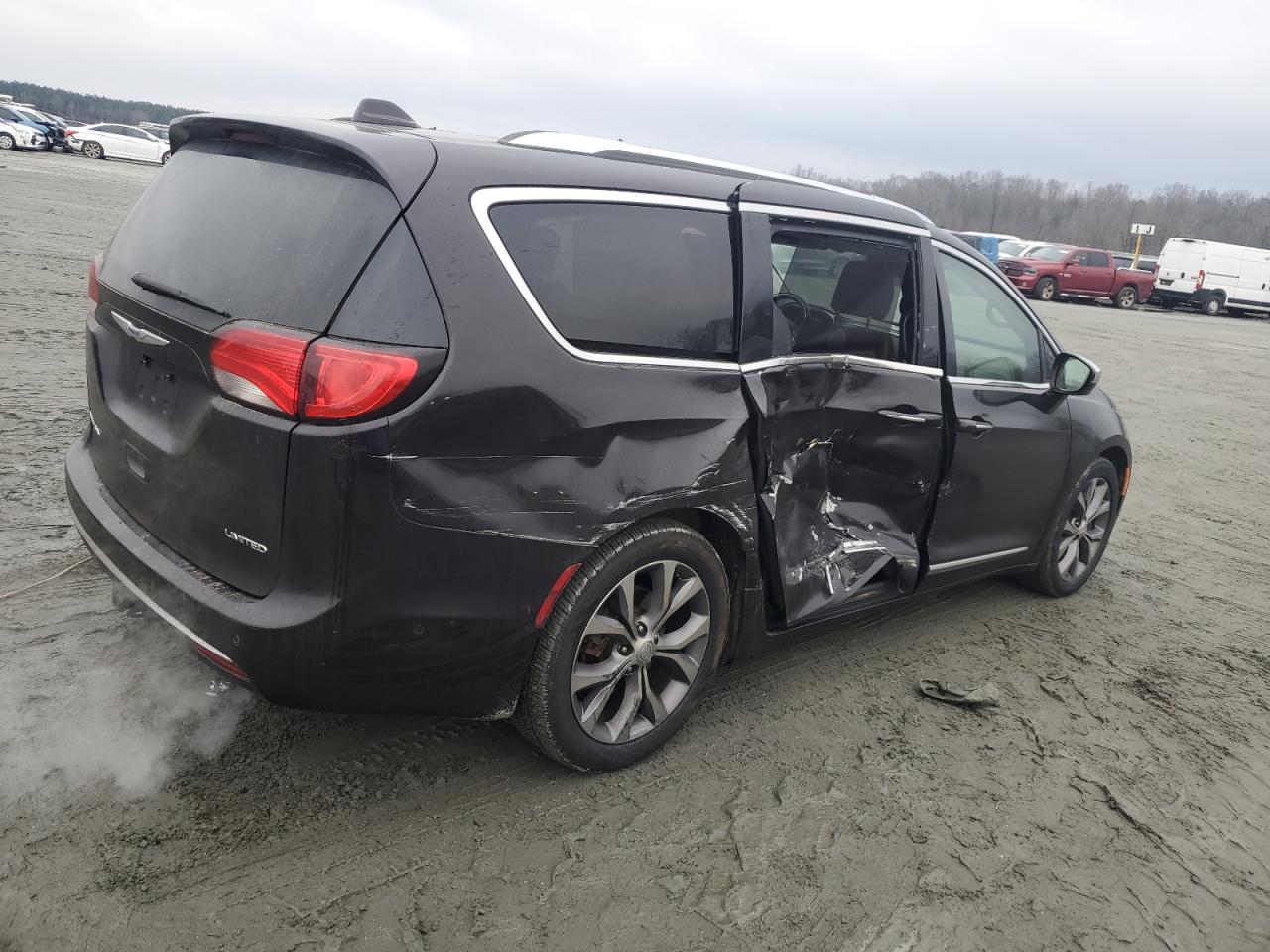 2018 Chrysler Pacifica - Image 3