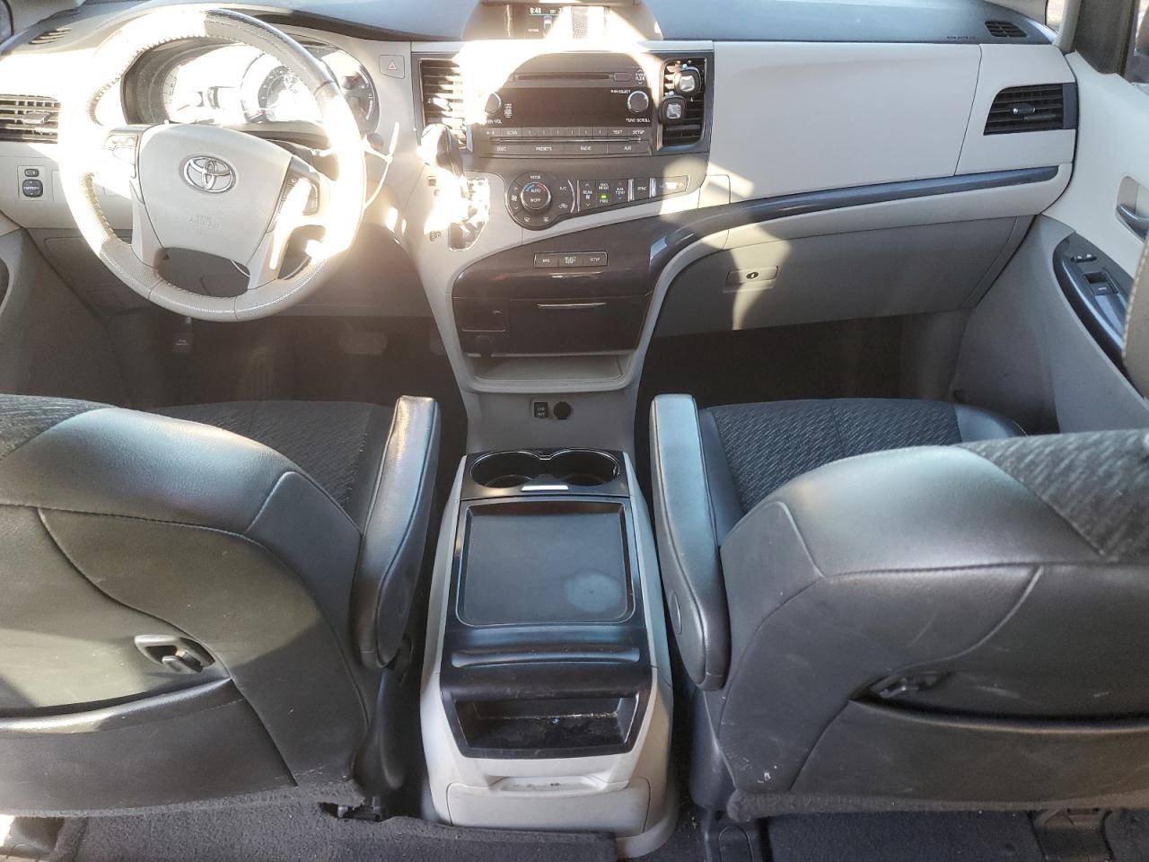 2011 Toyota Sienna - Image 8