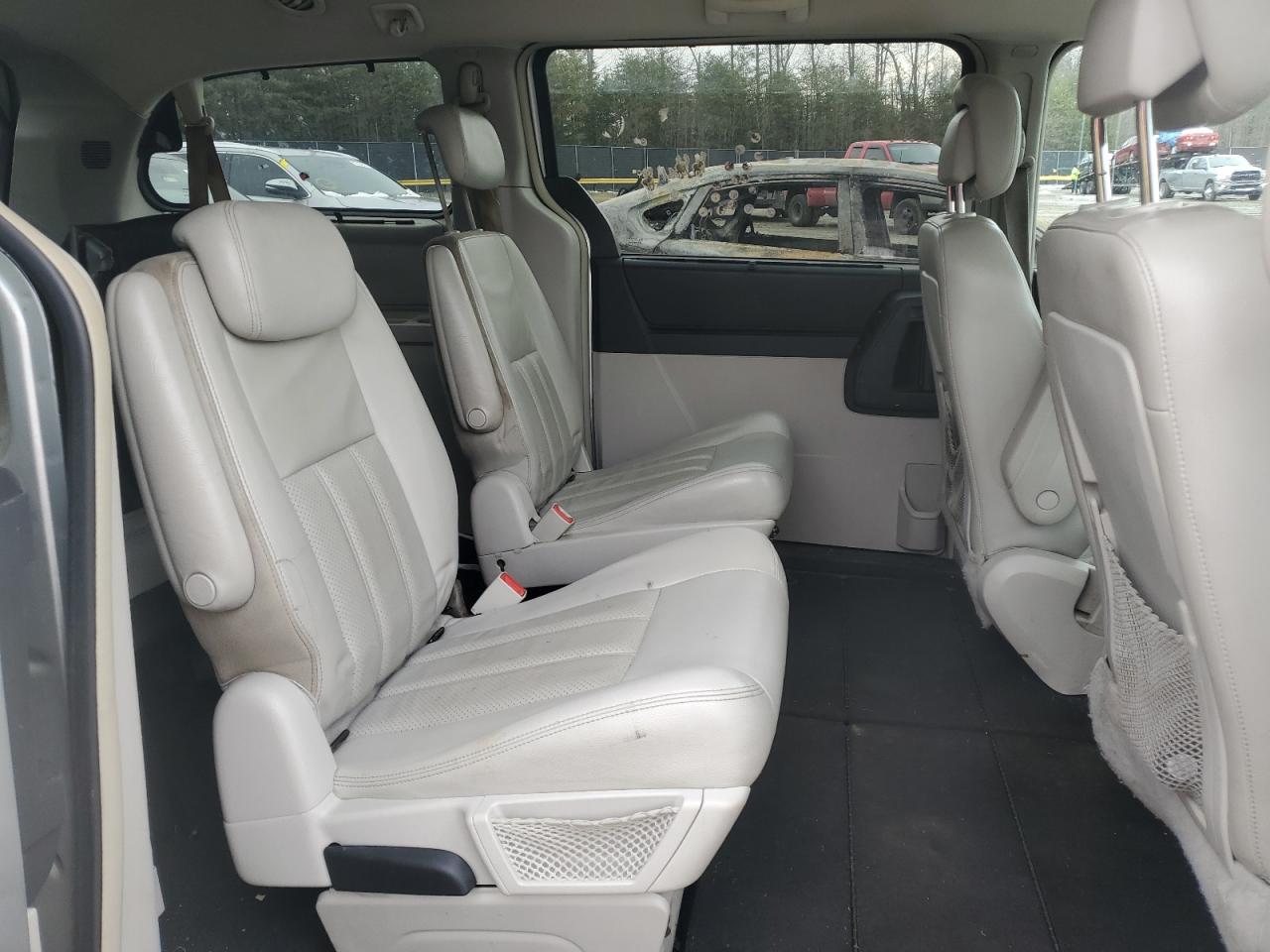 2010 Chrysler Town & Country - Image 11