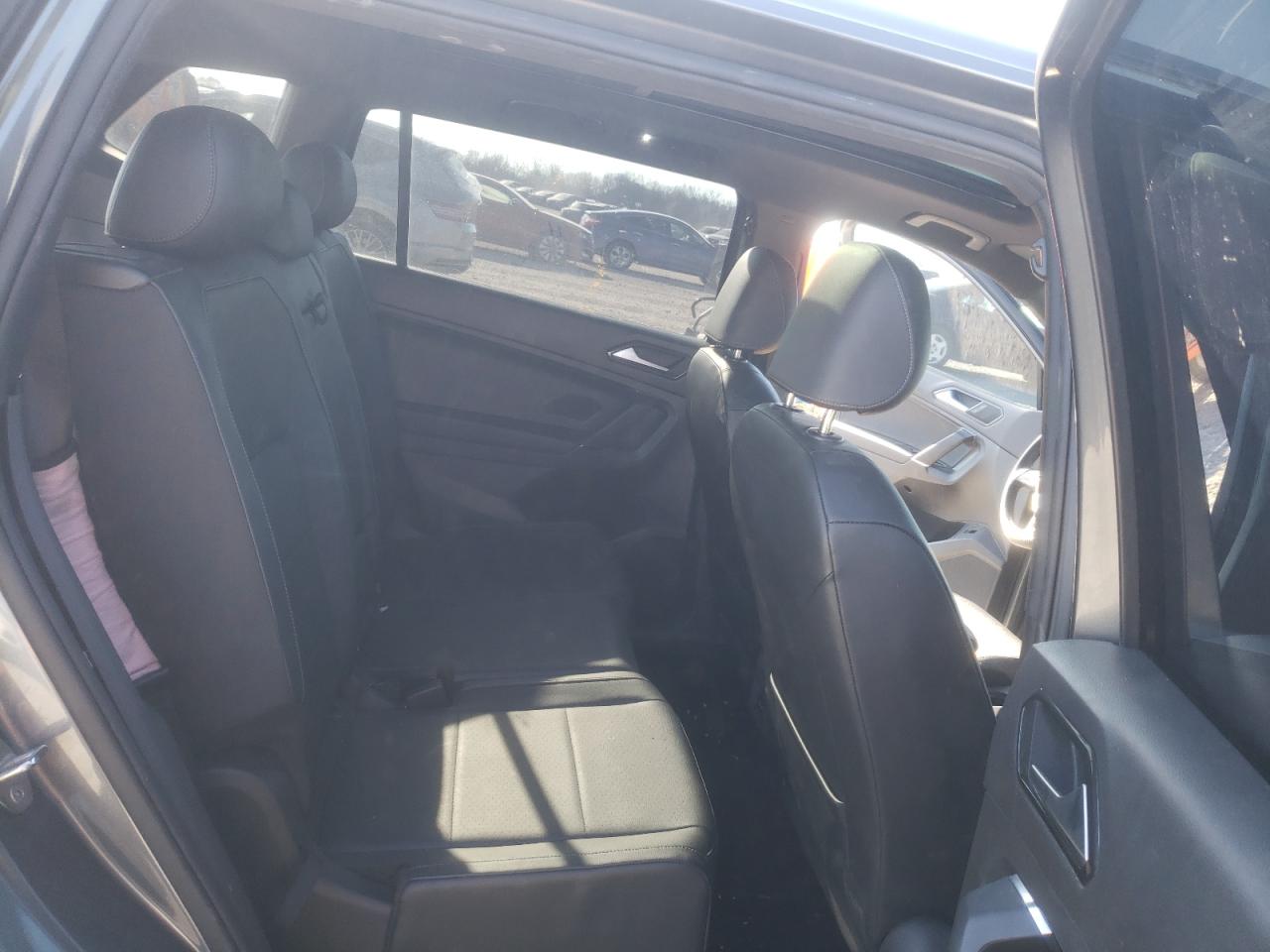 2018 Volkswagen Tiguan - Image 11