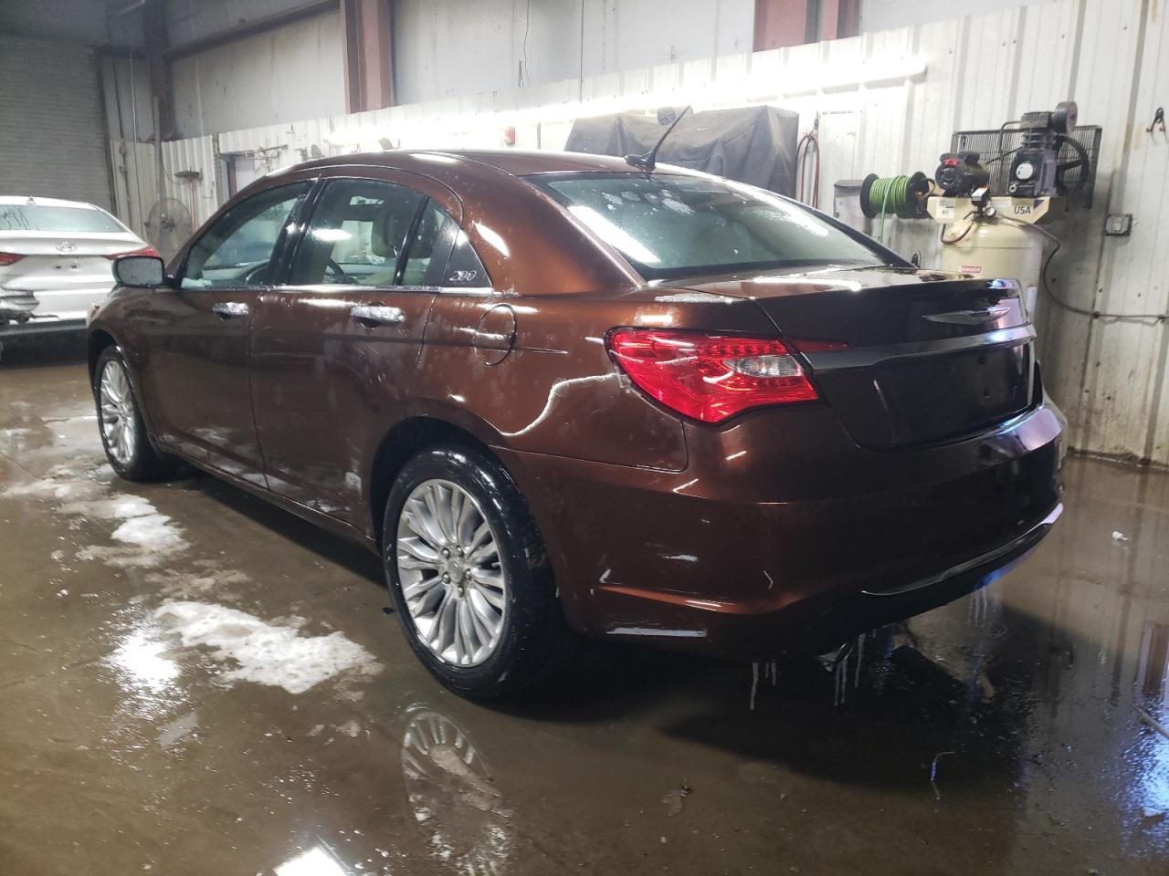2013 Chrysler 200 - Image 2