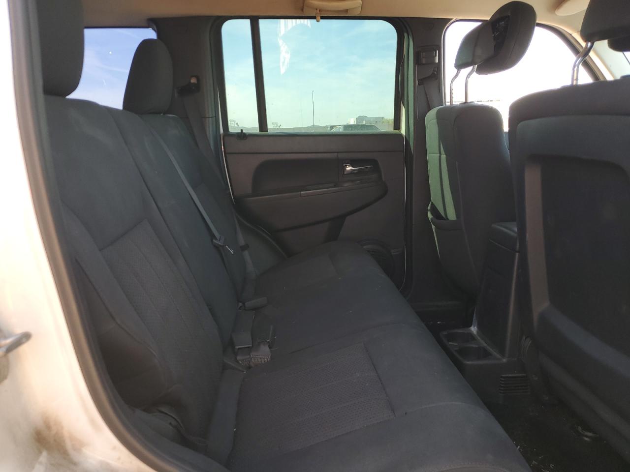 2012 Jeep Liberty (North America) - Image 11