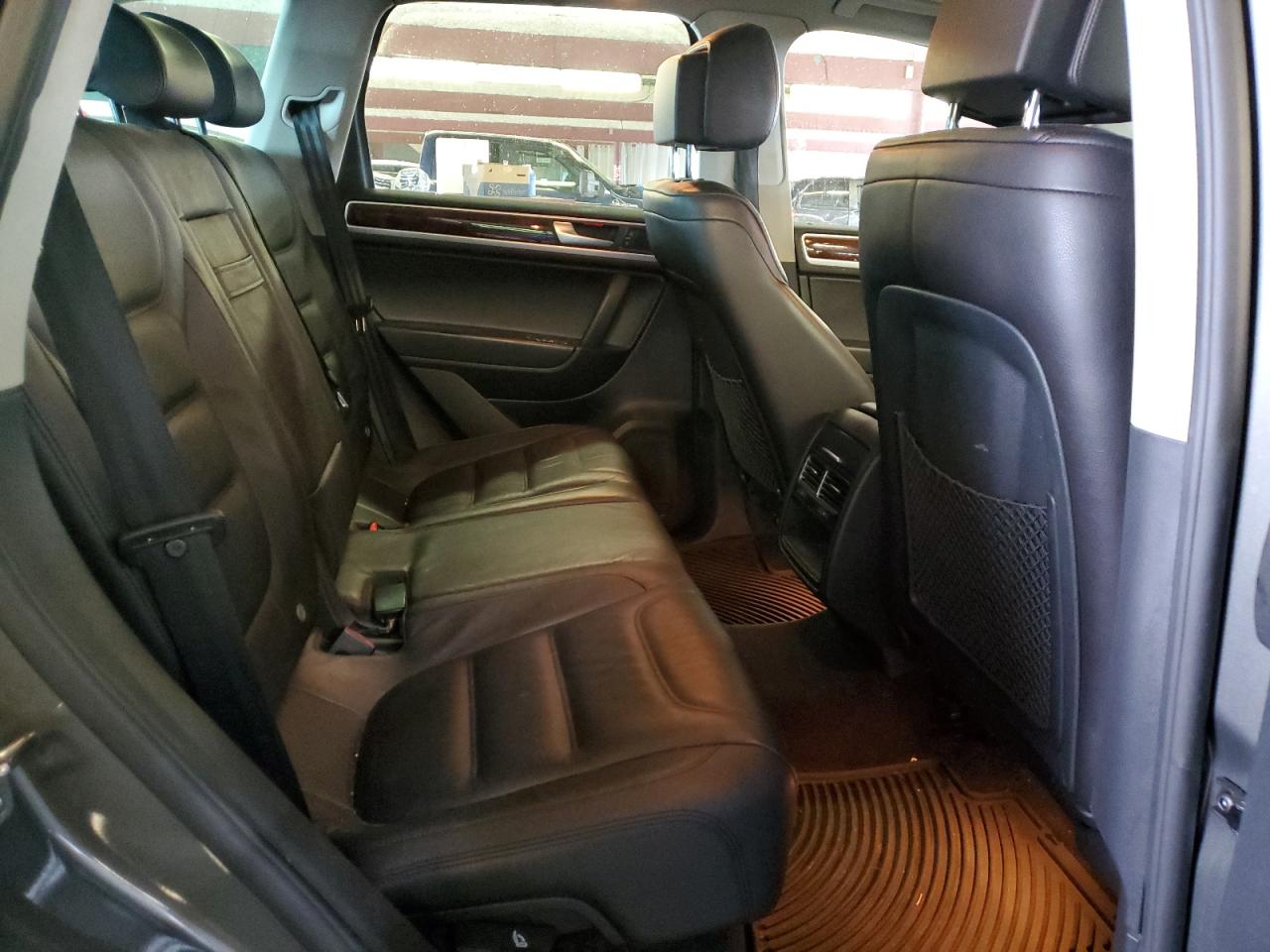 2014 Volkswagen Touareg - Image 11