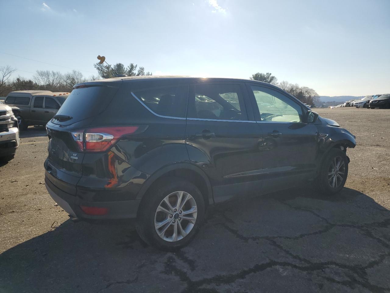 VIN 1FMCU0GD4HUB46069 2017 FORD ESCAPE no.3