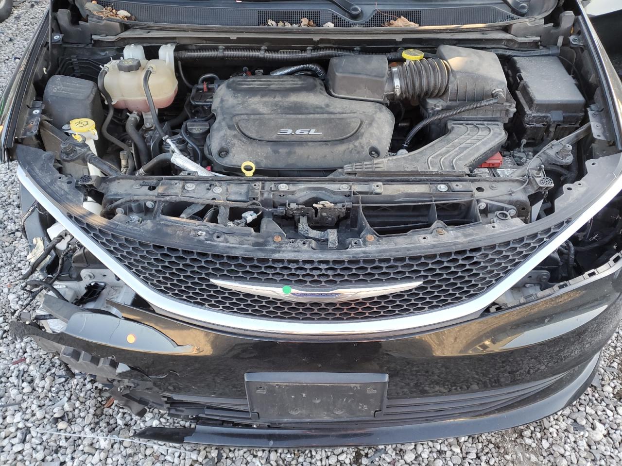 2017 Chrysler Pacifica - Image 12