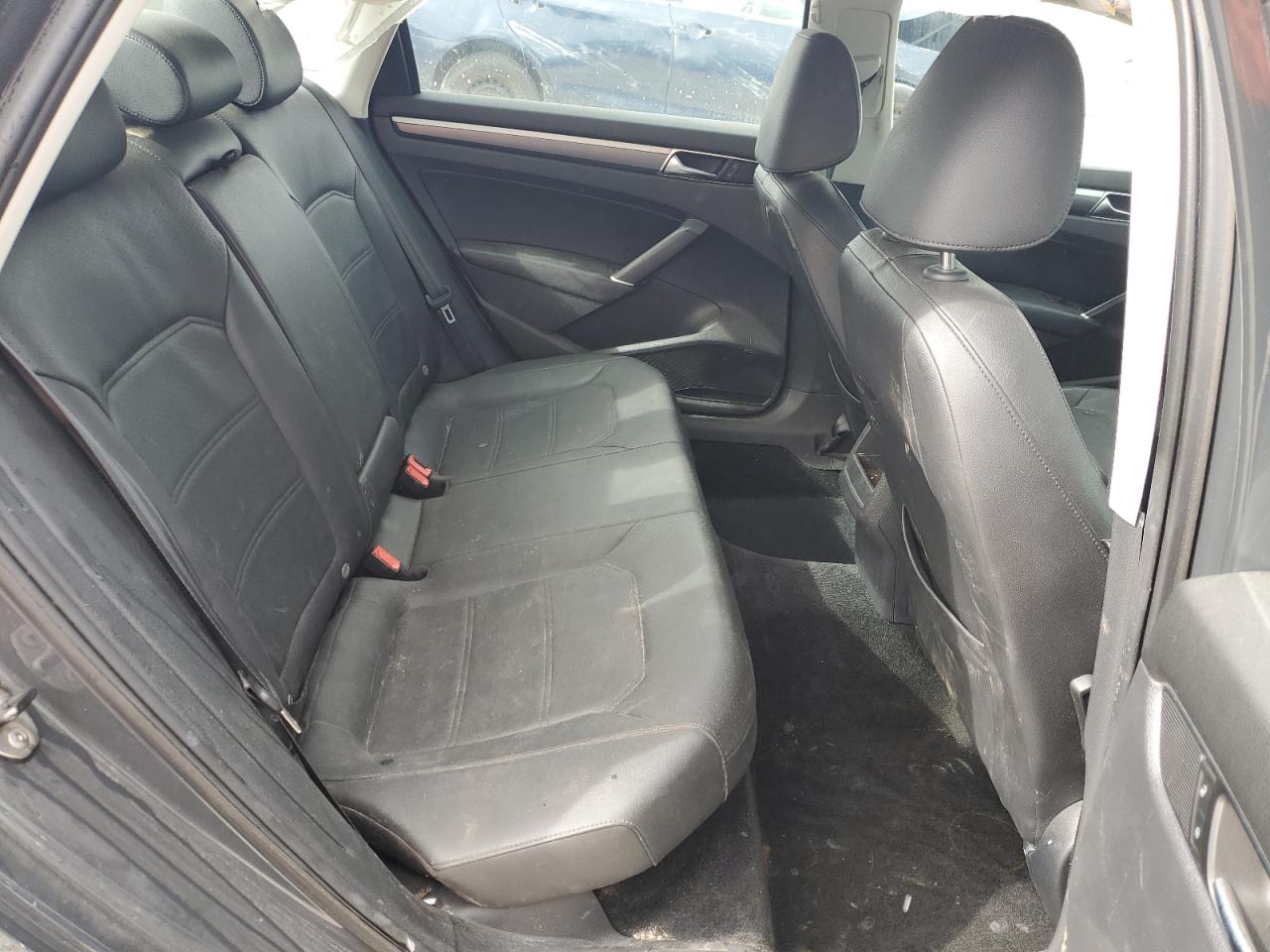 2017 Volkswagen Passat - Image 10