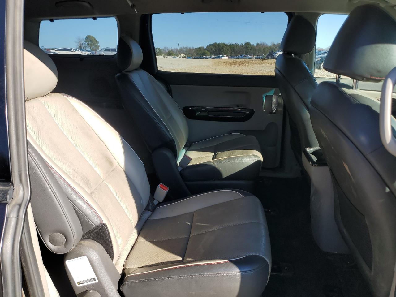 2016 Kia Sedona - Image 11