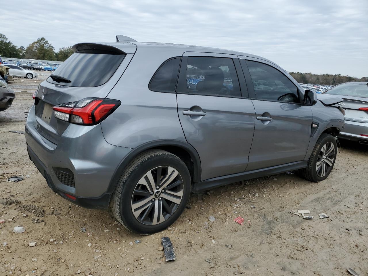 2020 Mitsubishi Outlander - Image 3