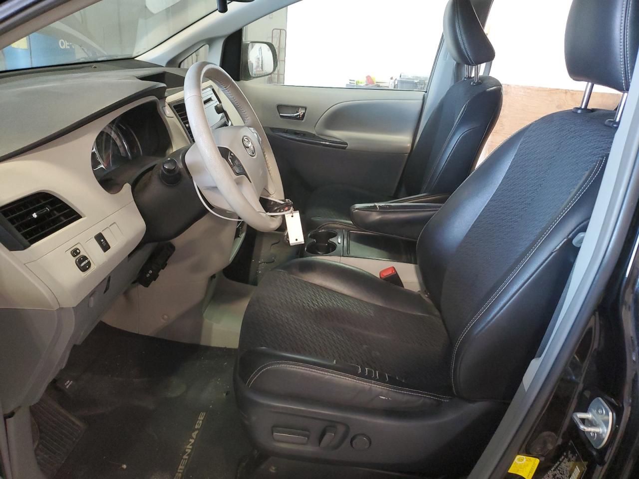 2012 Toyota Sienna - Image 7