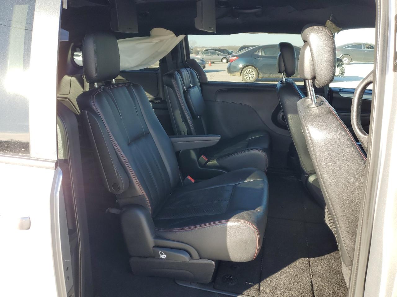 2019 Dodge Caravan - Image 11