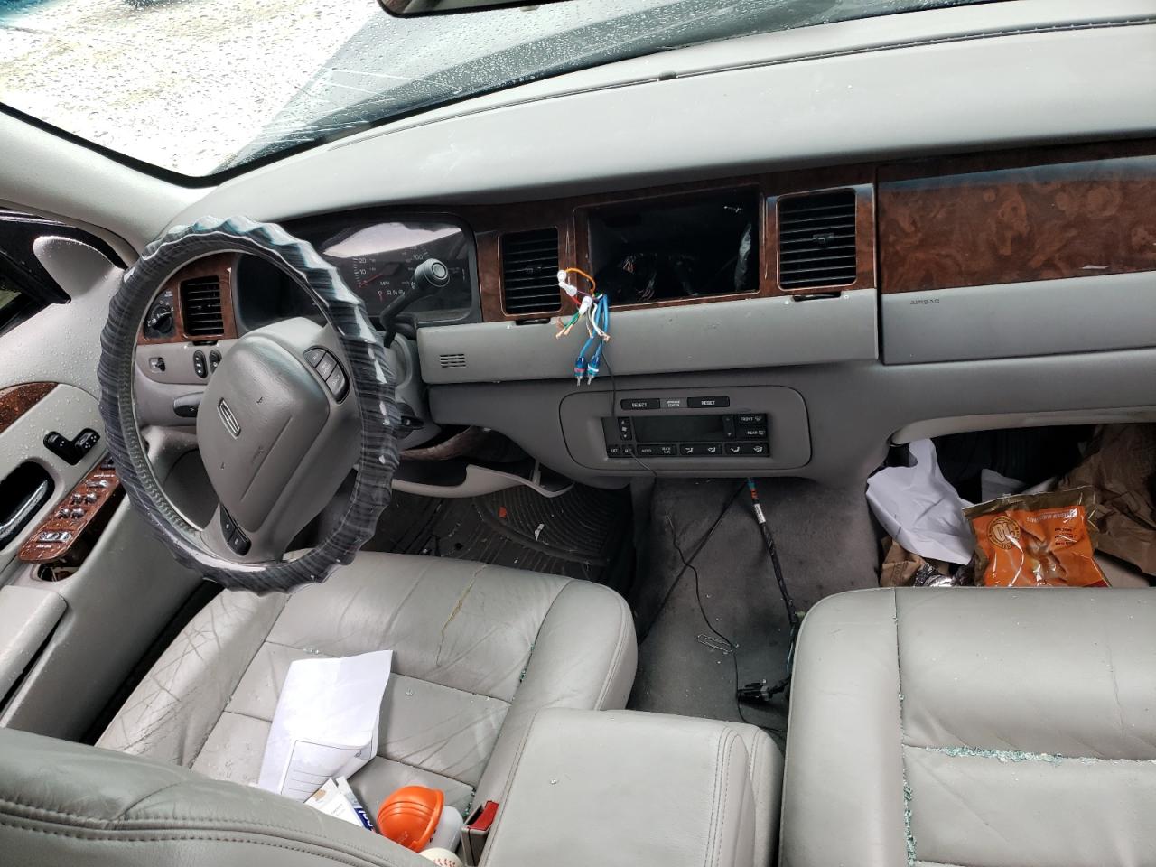 2002 Lincoln Town Car - Image 8