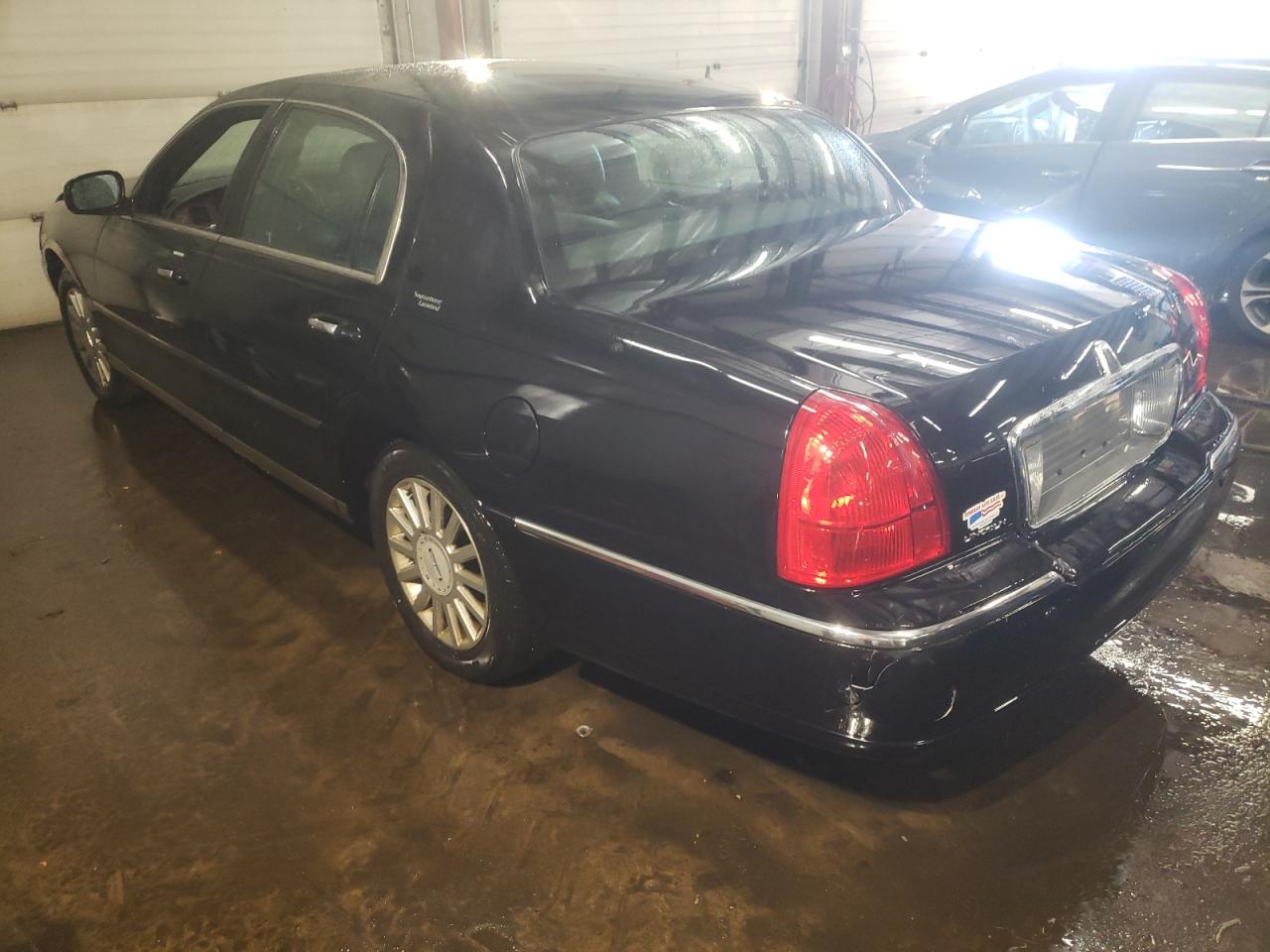 2005 Lincoln Town Car - Image 2