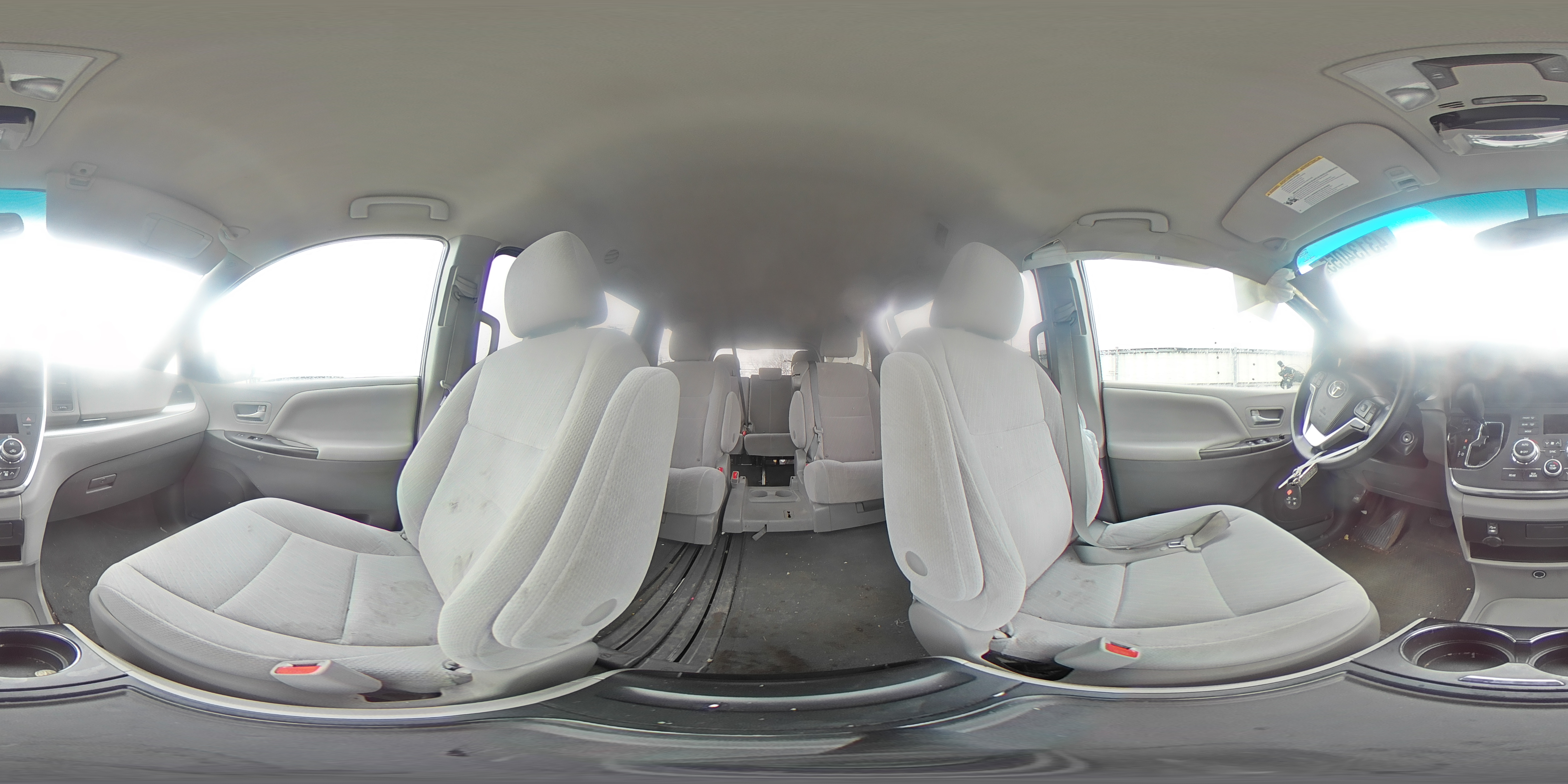 2017 Toyota Sienna - Image 13