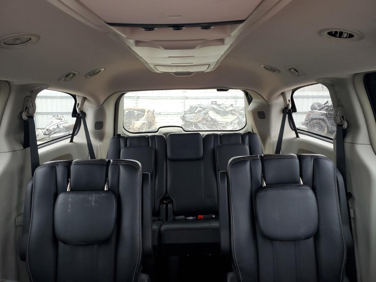 2013 Chrysler Town & Country - Image 10