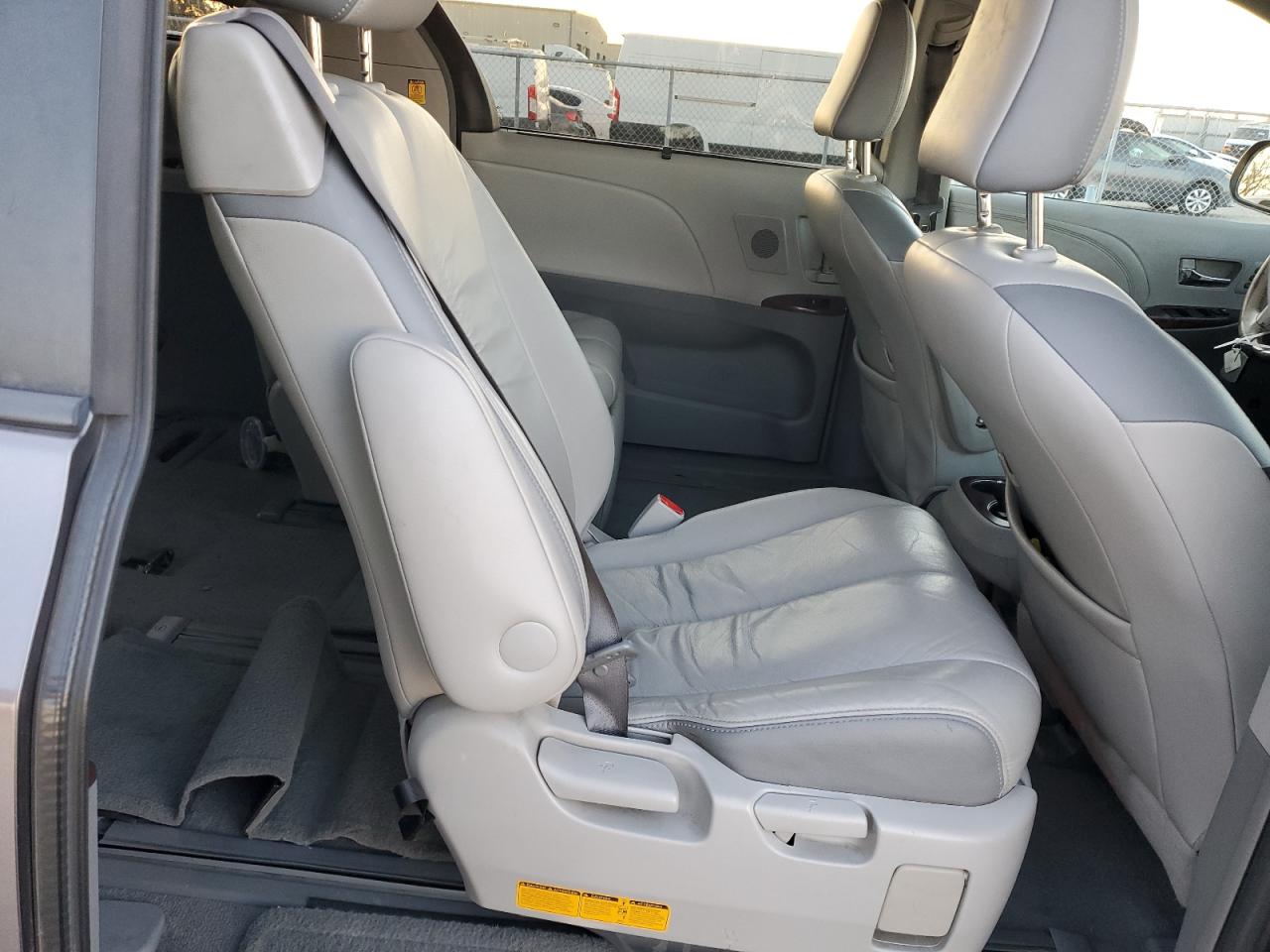 2011 Toyota Sienna - Image 11