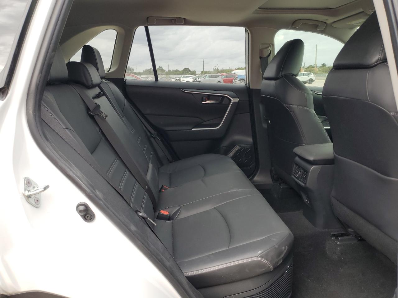 2023 Toyota RAV 4 - Image 11