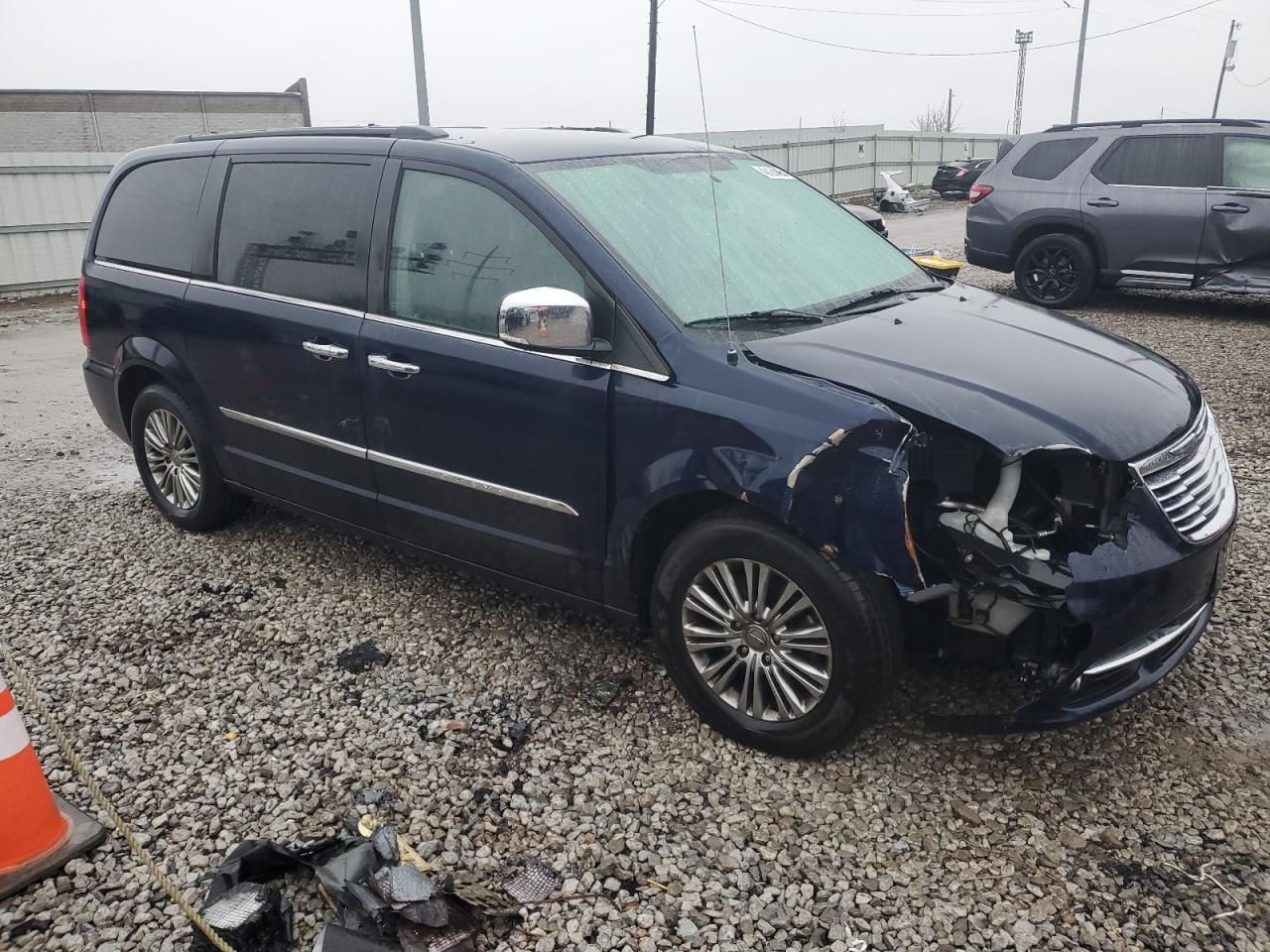 2013 Chrysler Town & Country - Image 4