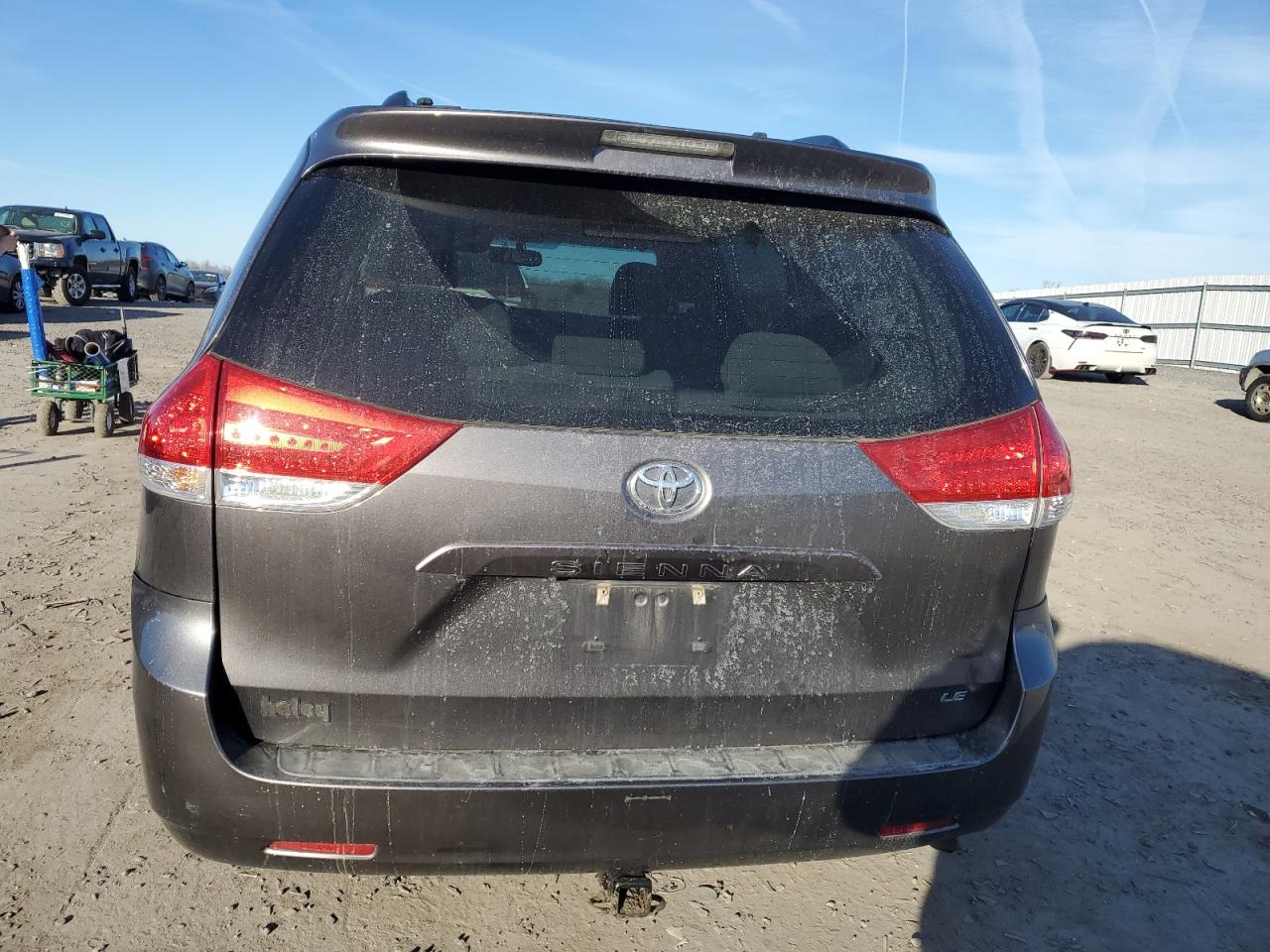 2011 Toyota Sienna - Image 6