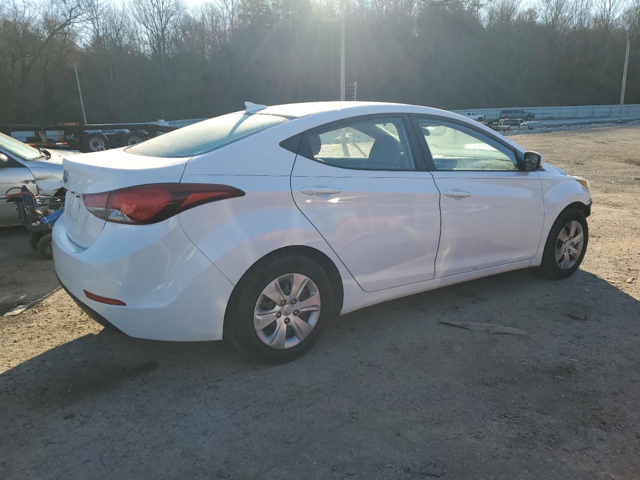 2016 Hyundai Elantra - Image 3