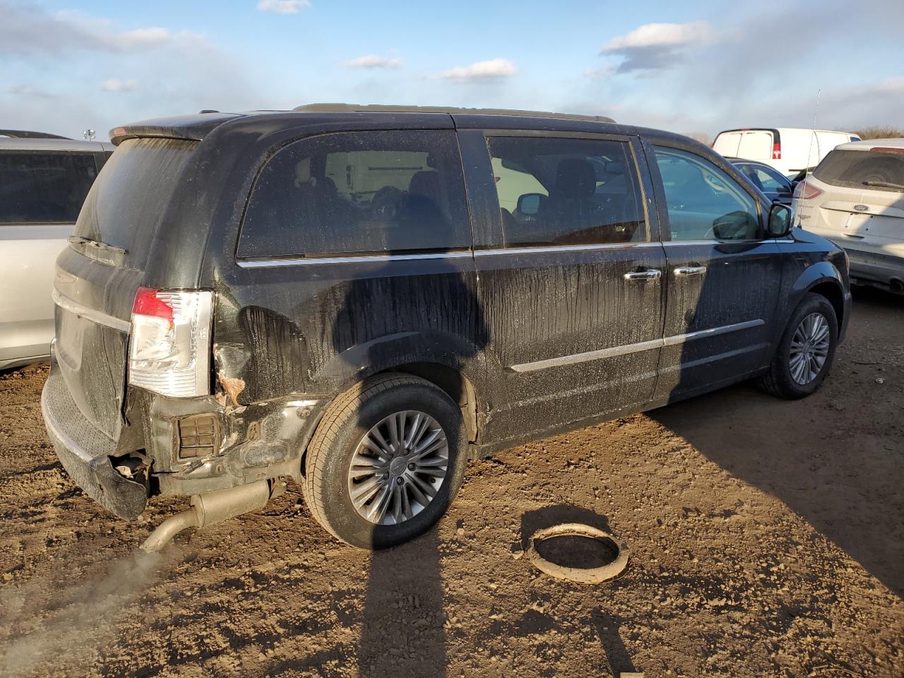 2015 Chrysler Town & Country - Image 3